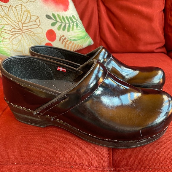 sanita patent leather clogs